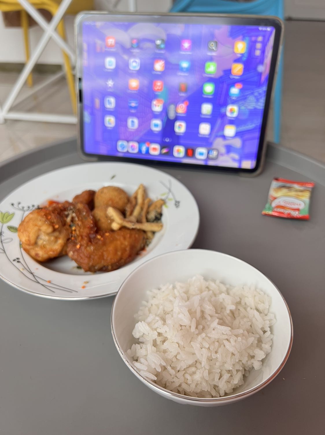 Nồi đẹp, nấu thử cơm ngon, đặc biệt nhân viên giao hàng rất kiên nhẫn và lịch sự dù ko liên lạc được với mình sau 9 cuộc gọi nhỡ (do mình ra ngoài để quên đt) 😭 Cảm ơn Tiki và anh/chị shipper rất nhiều!