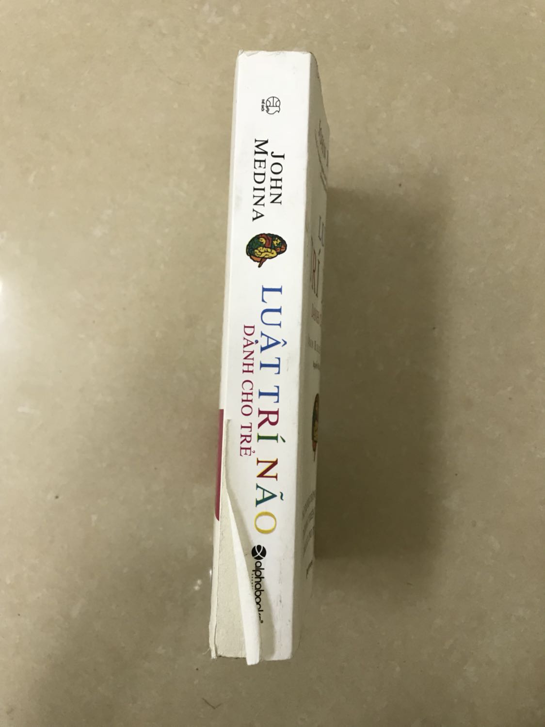 Sách giao đến mới bóc ra đã như thế này, bìa bẩn và nhăn, giấy bẩn và gáy bị bong. Không hiểu chuyện gì đã xảy ra với cuốn sách của mình nữa. Hic