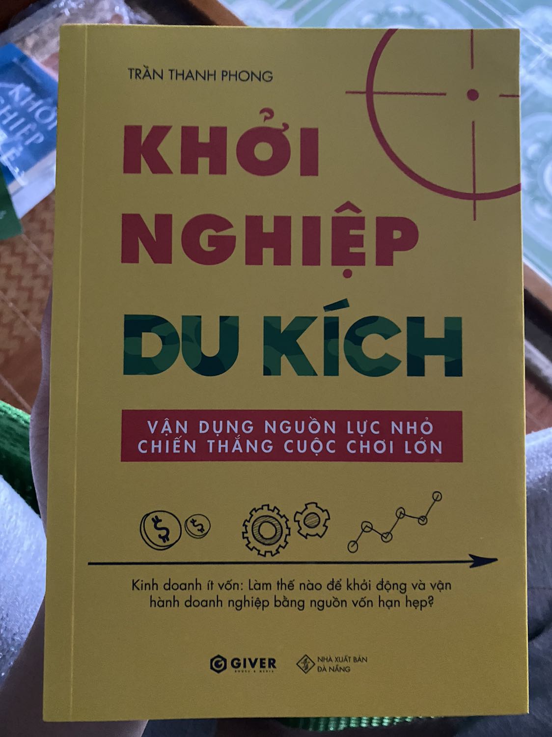 Nguồn vốn là vấn đề mà nhiều người thường băn khoăn khi có ý định khởi nghiệp. Hầu hết mọi người luôn gặp khó khăn trong quá trình gọi vốn và không biết cách sử dụng nguồn vốn đó để vận hành doanh nghiệp sao cho hiệu quả. Cuốn sách này có thể xem như là câu chuyện khởi nghiệp của tác giả, chứa đựng nhiều kinh nghiệm thực tế mà chính tác giả đã đúc kết được sau 15 năm kinh doanh trong ngành bán lẻ. Người thật viết việc thật, với văn phong gần gũi và câu từ dễ hiểu chắc chắn, người đọc sẽ dễ dàng cảm nhận được những kinh nghiệm mà anh muốn truyền tải.