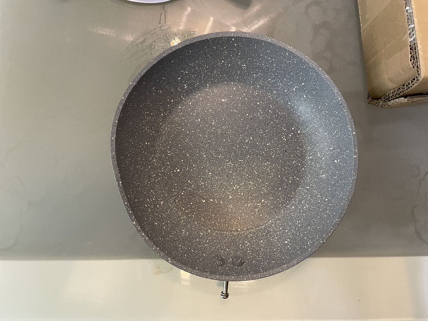 Chảo giao bị móp méo tôi không hài lòng