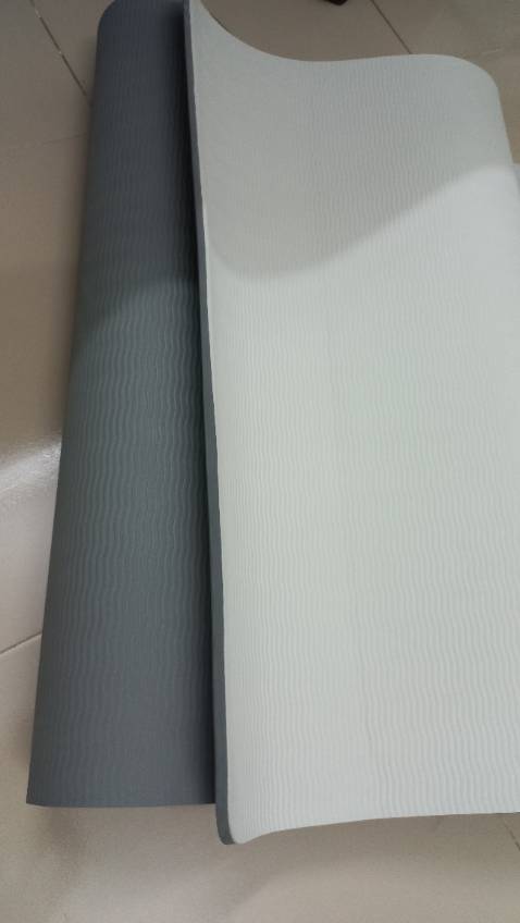 Thảm bị lỗi lủng lổ, độ dày thảm không đều