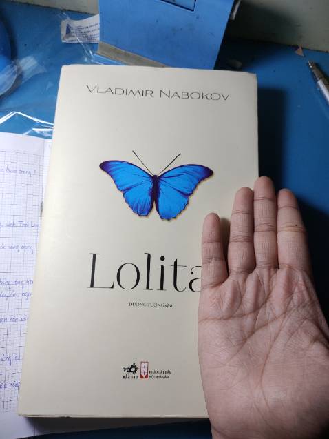 Mua cũng hơn tháng rồi mà giờ mới nhớ ra chưa đánh giá...
Vận chuyển thì, chắc là như mọi lần (móp...) á, hong nhớ lắm :'>
Sách khổ to, có bìa rời ở ngoài. Hơi bị thích sự khác biệt của bìa trong và ngoài luôn.
Trước đây mình xem phim rồi, cảm giác nó rối bời lắm luôn ấy, quyết định đọc sách để xem nội dung có gì khác không, nhưng mà, suy nghĩ của Humbert làm mình sợ hãi lắm luôn í, chi tiết hơn phim nhiều, nên cuối cùng thì chỉ lết được nửa cuốn, không dám đọc tiếp (⁠・⁠–⁠・⁠;⁠)⁠ゞ. Ấn tượng nhất là cảnh "Carmen bé bỏng của tôi", rợn cả người.
Hình sách ở dưới là sau khi trải qua những ngày tháng trên kệ của mình, hơi tàn. Và một khúc mà mình rất thích.