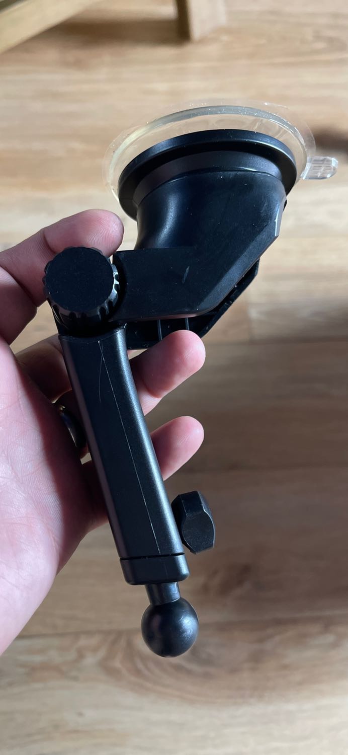 Phải sạc pin ngay lúc mở hộp. Cảm nhận ban đầu mở êm, gọn nhẹ, sử dụng được trong 2 tình huống cắm khe máy lạnh và gắn kiếng táp lô