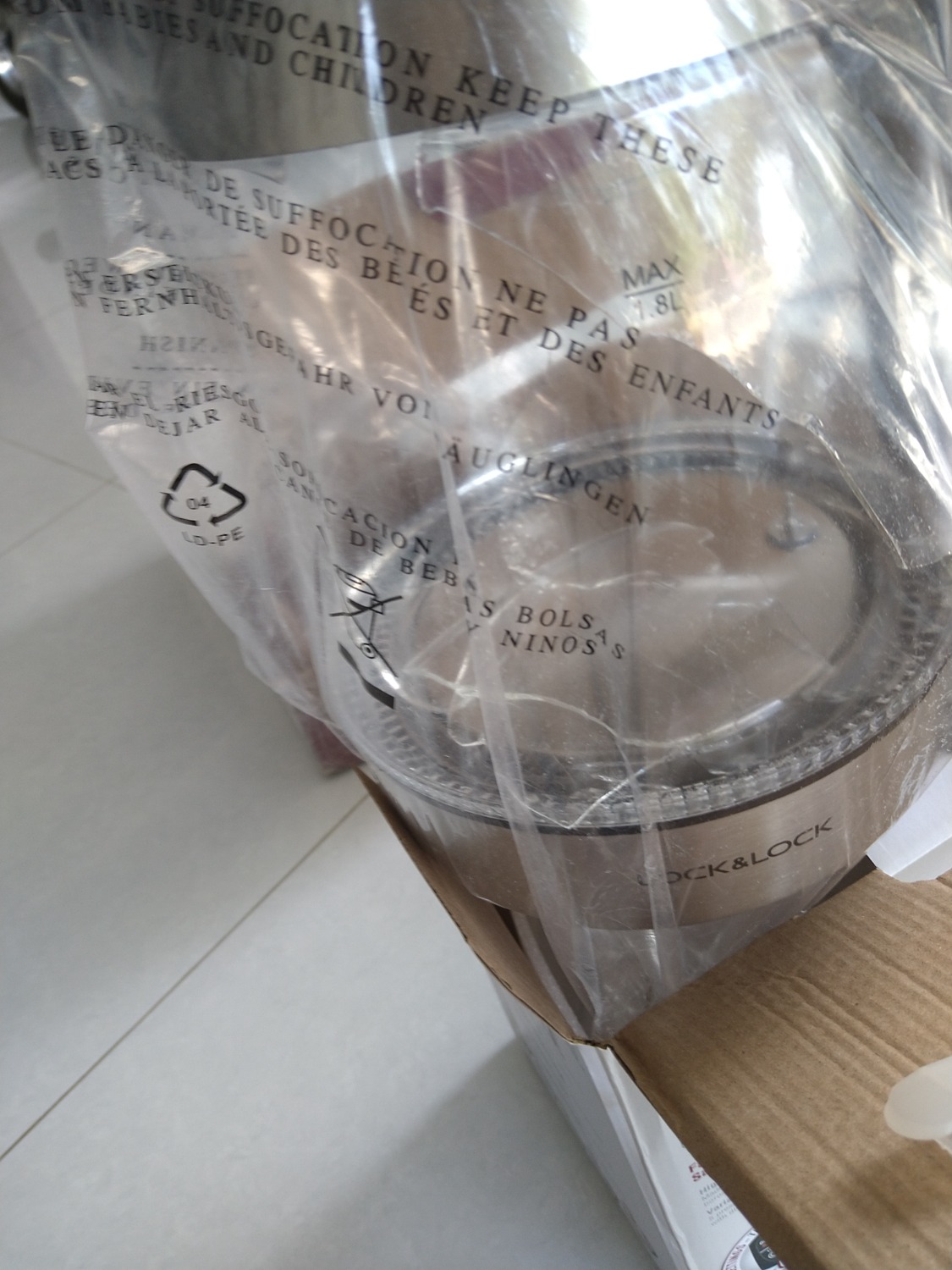 ấm điện vừa nhận từ tay nhân viên chuyển phát thì thùng hàng đã bị móp nặng và đã bị vỡ, gói hàng dễ vỡ thì không dùng xốp, vật liệu bảo vệ.
đơn vị vận chuyển không liên hệ giao hàng nhưng vẫn cập nhật trạng thái không liên lạc được với người nhận, mua hàng tiki nhiều nhưng lần này không thể chấp nhận được. lần trước mua sách dù bị trừ bookcare nhưng sách vẫn không được bọc, lần này thì ấm bị vỡ nhưng không được giải quyết nhanh gọn