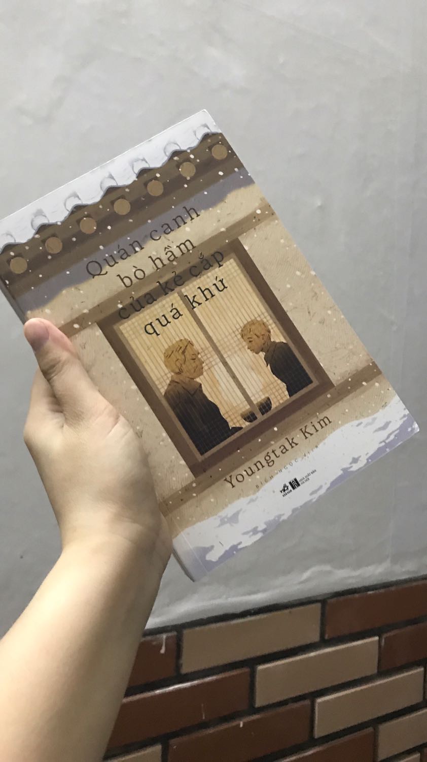 Quyển này được mọi người review lâu rồi, thấy Tiki giảm sâu là phải đặt hàng luôn. 
Câu chuyện về một người đánh cược cả mạng sống, từ tương lai quay ngược về quá khứ để tìm bí kíp nấu món canh bò hầm. Mình mới đọc phần đầu nhưng ấn tượng là tác phẩm có khá nhiều nhân vật, vừa đọc vừa phải liệt kê ra giấy cho đỡ quên. 
Hi vọng là càng về sau sẽ càng thu hút hơn