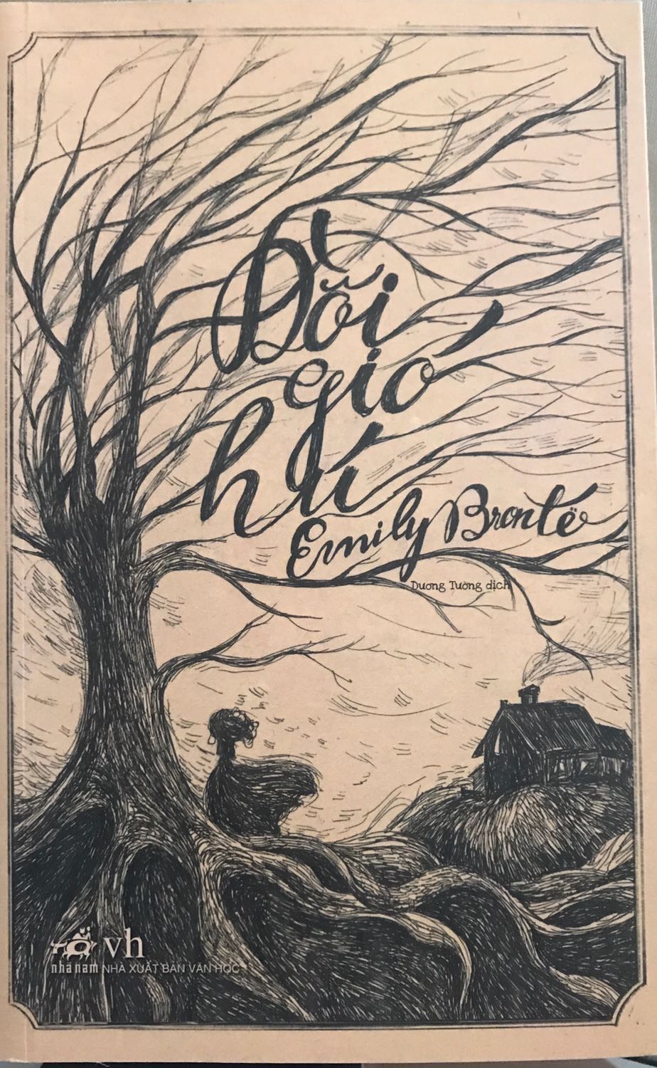 Đồi Gió Hú thì nội dung là không cần phải bàn tới rồi, tác phẩm của Emily Brontë thì không thể nào chê được. Bìa sách ở ngoài đẹp, nhìn cực kì vintage. Thường mình mua sách trên tiki thì lúc nào cũng bị nhăn ở góc nhưng mà cuốn này thì oke.