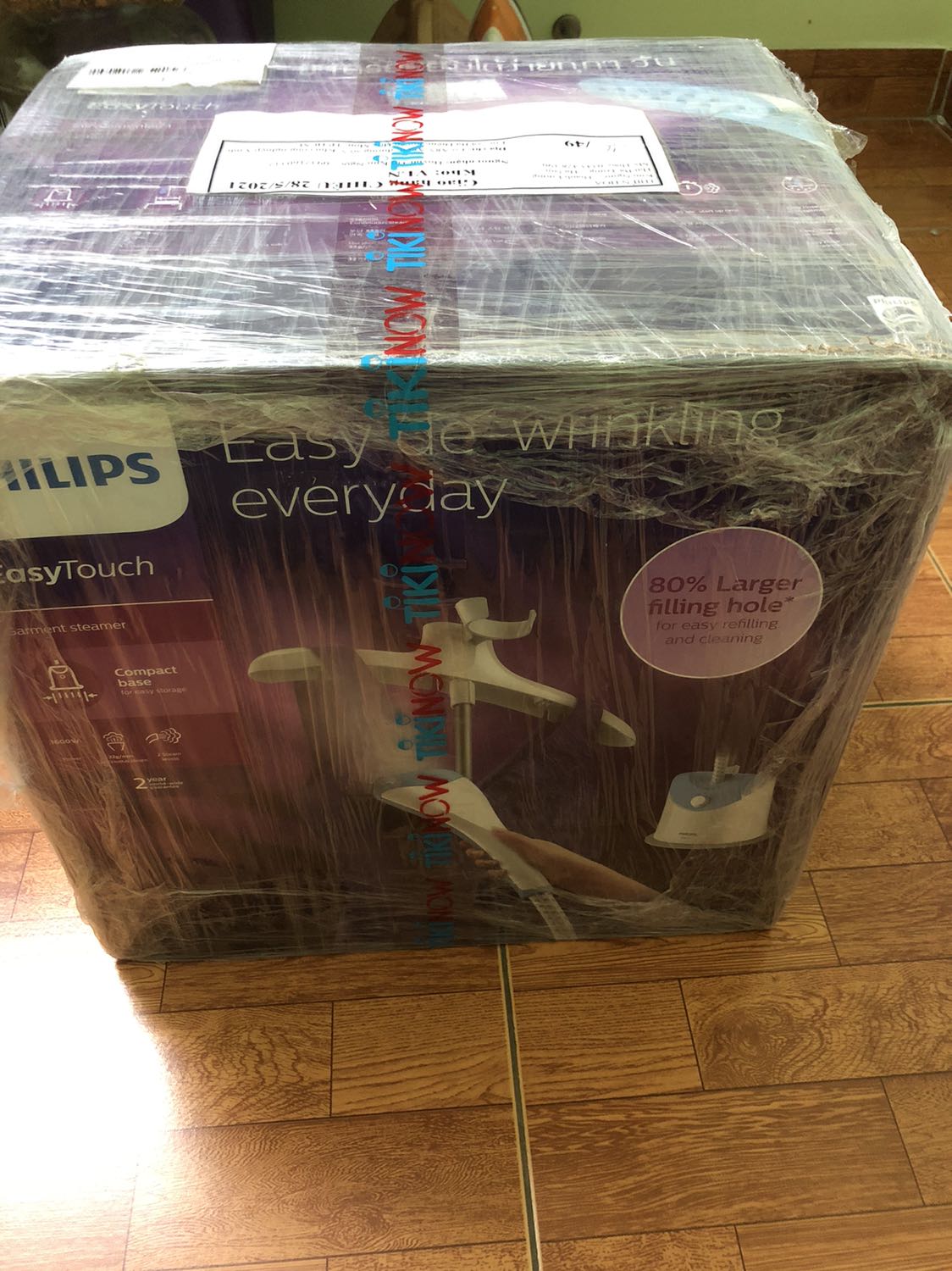 hàng nguyên kiện, lắp ráp dễ, nhưng sao cái cây đứng mình thấy nó ko đc chắc chắn, lúc ủi cái cây nó cứ lắc lư theo, mình ủi 1 lúc 4 cái áo sơ mi mỏng, thấy tay cầm với cọng dây hơi nóng, với lại năm sản xuất là 2019 lận, bảo hành 36 tháng kể từ ngày sản xuất mà mua năm 2021 là còn có 1 năm bảo hành thôi @@“,mong lần sau tiki giao hàng mới hơn, chưa kể kiện hàng còn để tên kh khác mới đầu mình tưởng giao nhầm, nhìn lại thì thấy kiện hàng giống như bị bom kh trước ko lấy, nay giao lại cho mình mà ko thèm xé mác cũ ra nữa, pó tay @@“, vừa đặt mua thì vào lại thấy sale rẻ hơn 100k, số nhọ ghê ?