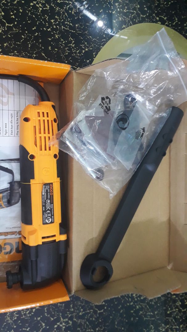 Máy khá khỏe, có điều tốc, cắt các góc khuất hoặc mộng tốt.
Lưỡi cưa gỗ nếu dùng nhiều thì khá mau mòn, do đó cần biết chỗ để mua lưỡi cưa mới.
Tem mác lúc khui máy thì bị bong 1 góc. Chắc do bảo quản không tốt.