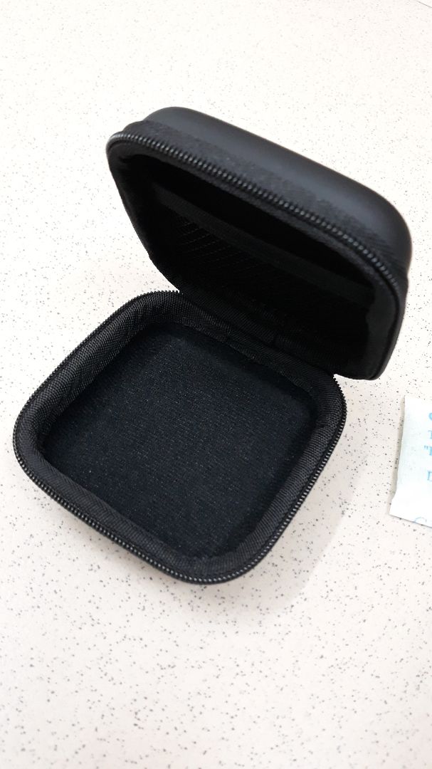 Sản phẩm nhỏ gọn, chất liệu và khóa kéo khá tốt, có thể để thêm được cáp sạc và củ sạc loại nhỏ.