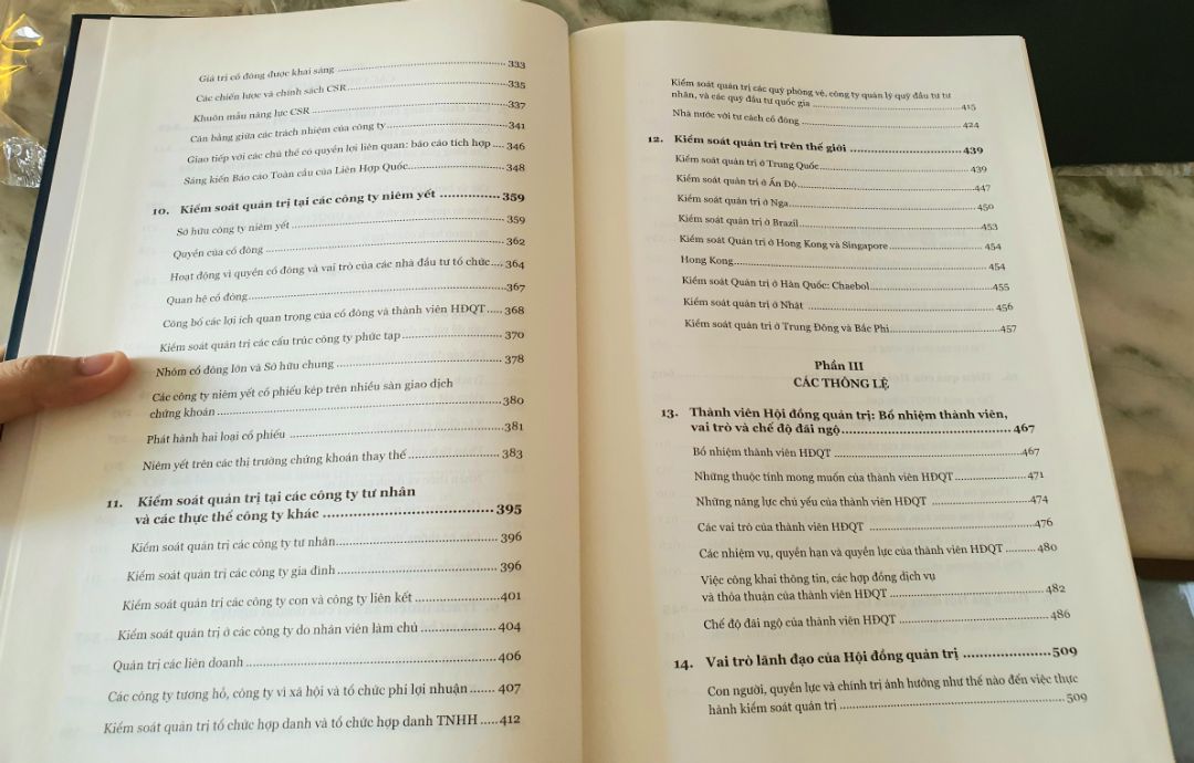Giấy mịn, màu kem, sờ thích lắm. Hơi bám bẩn tẹo nhưng không vấn đề. Sách toàn chữ, khômg có số hay công thức gì đâu. 

Đối tượng: Người học cao học, kiểm toán, chủ DN lớn. Phù hợp với những bạn đang làm ở Công ty đa quốc gia hoặc Tập đoàn nước ngoài/ Tập đoàn VN có chi nhánh hoặc muốn mở rộng ra nước ngoài. 
Các bạn làm trong công ty vừa & nhỏ, DN VN thì đọc thêm cho biết chứ cũng không áp dụng được toàn vẹn như những đối tượng kể ở trên. 

Nội dung: Mình mới đọc lướt qua thì thấy tác giả phân chia rạch ròi về non-executive director vs executive director, cái mà mn hay nhầm mà ở trường GV không đi sâu hoặc không đề cập đến.
Nhìn thì có vẻ như lý thuyết nhưng là kiến thức mở rộng có thể áp dụng vào thực tế, giúp củng cố nội dung báo cáo & bổ trợ cho các nhận định của bạn.