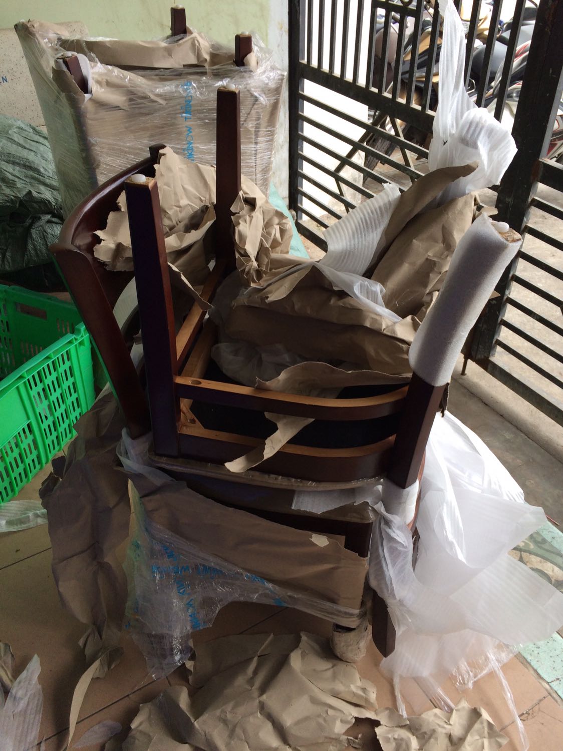 Đơn vị bán hàng đóng gói ko kỷ nên điện vị vận chuyển ko bảo quản kỷ nên cả 4 góc bị quăng rách cả bao gói làm trầy xuowcs cả mặt bàn.