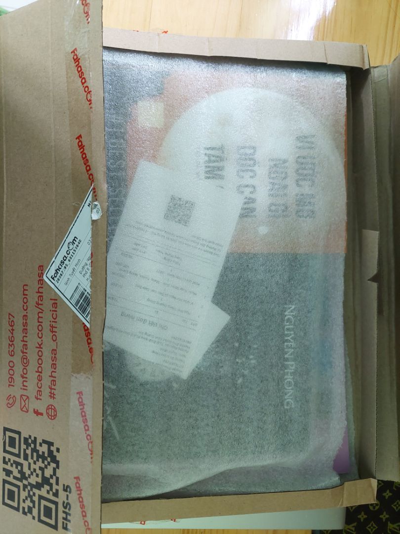 Đóng gói cẩn thận đẹp, giao nhanh vừa đặt lúc 6h sáng mà đã chuẩn bị hàng gửi đi rồi, sách thơm, màu in đẹp mắt, không bị thiếu hay dính giấy. Duyệt. Lần sau nhất định sẽ mua sách ở Fahasa