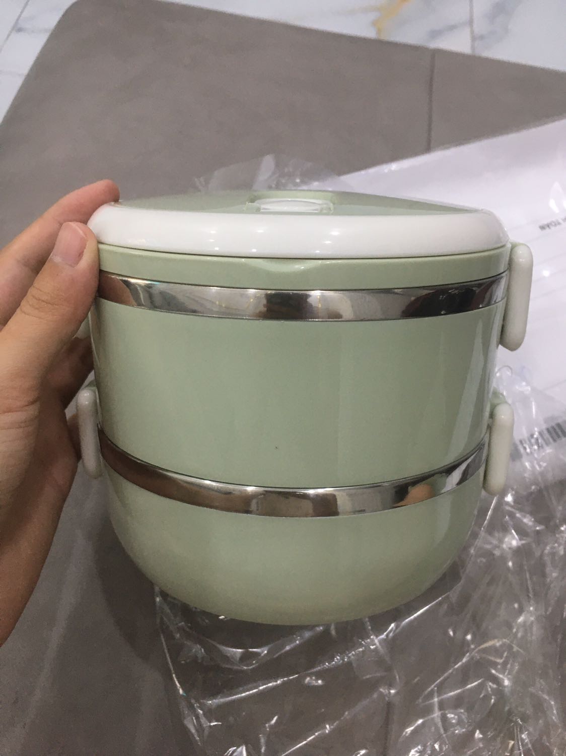 Cái hộp này to lắm, màu sắc đẹp có chốt tháo lắp dễ dàng