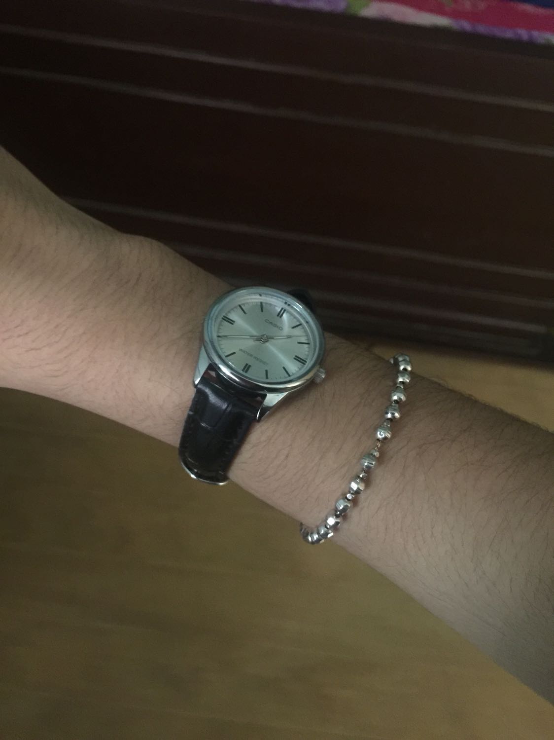 Đồng hồ đeo rất là thanh lịch , màu đen hợp với mọi loại trang phục
Tiki giao hàng nhanh và gói hàng rất đảm bảo 
Đeo chắc tay , dây nhìn chung không có gì lo ngại , với bạn nào cổ tay nhỏ như mình thì chọn mặt 28mm là ổn rồi