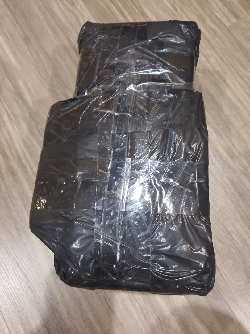 đây gọi là thùng giấy ăn à các bạn, tôi đặt là 1 thùng giấy ăn 30 gói, vậy mà các bạn giao cho mình gói này đây đây gọi là thùng giấy ăn à các bạn, tôi đặt là 1 thùng giấy ăn 30 gói, vậy mà các bạn giao cho mình gói này đây