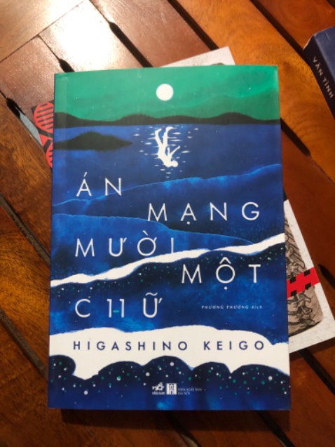 Có một số vết bẩn ở trong bìa nhưng cũng không ảnh hưởng lắm 
Sách không bị méo mó, giao hàng nhanh 
Giọng văn của bác Higashino Keigo rất cuốn luôn í, mình đã bị cuốn từ tác phẩm Điều kì diệu ở tiệm tạp hóa Namiya