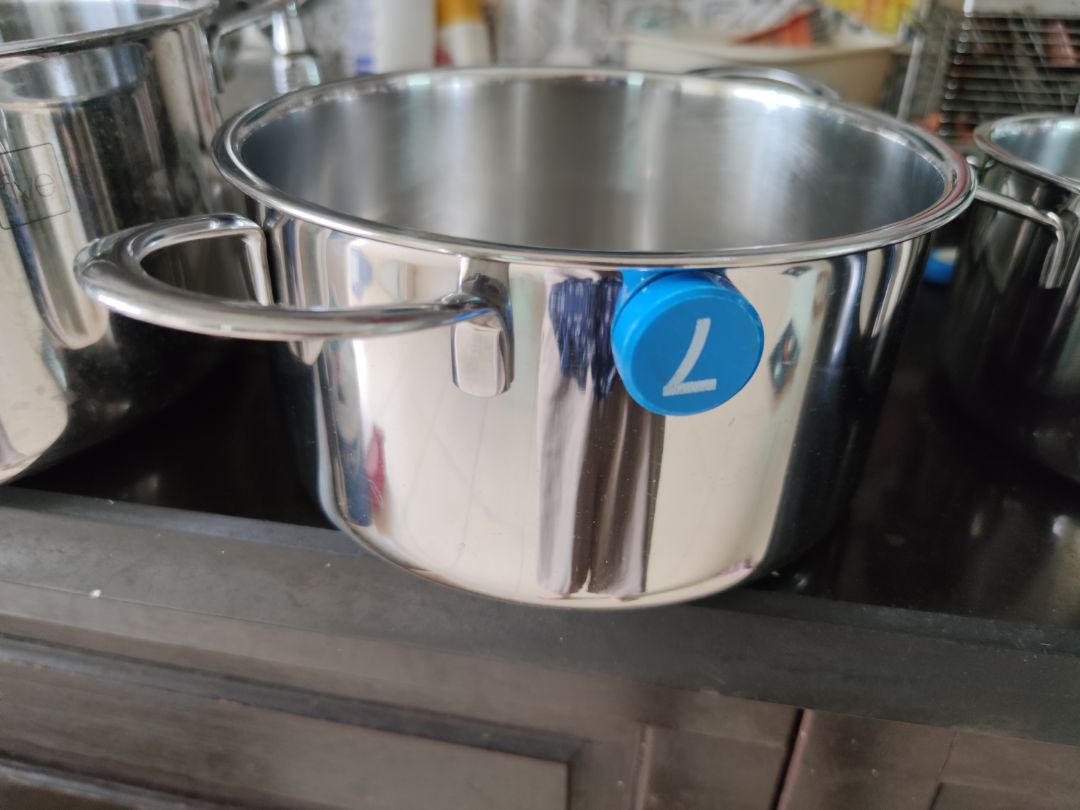 quảng cáo thì là inox 304 đúc liền khối nên tin tưởng mua, dùng 1 thời gian k kiểm tra. mãi sau lấy thử nam châm dính thì dính chặt lắm, chứng tỏ không phải inox 304. Đáy cần pha inox 403 để dẫn từ không nói làm gì, có thể hiểu. chứ thành nồi, tai nồi đều hút chặt nam châm. chứng tỏ treo đầu dê bán thịt ***, không đúng là inox 304 như quảng cáo. bỏ 1.6tr ra mua bộ nồi mà ôm về cục tức vì như bị *** đảo