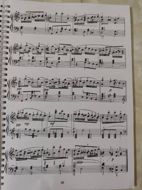 Sách bị lỗi 4 trang do bị in chồng lên giấy đã có bản nhạc khác.