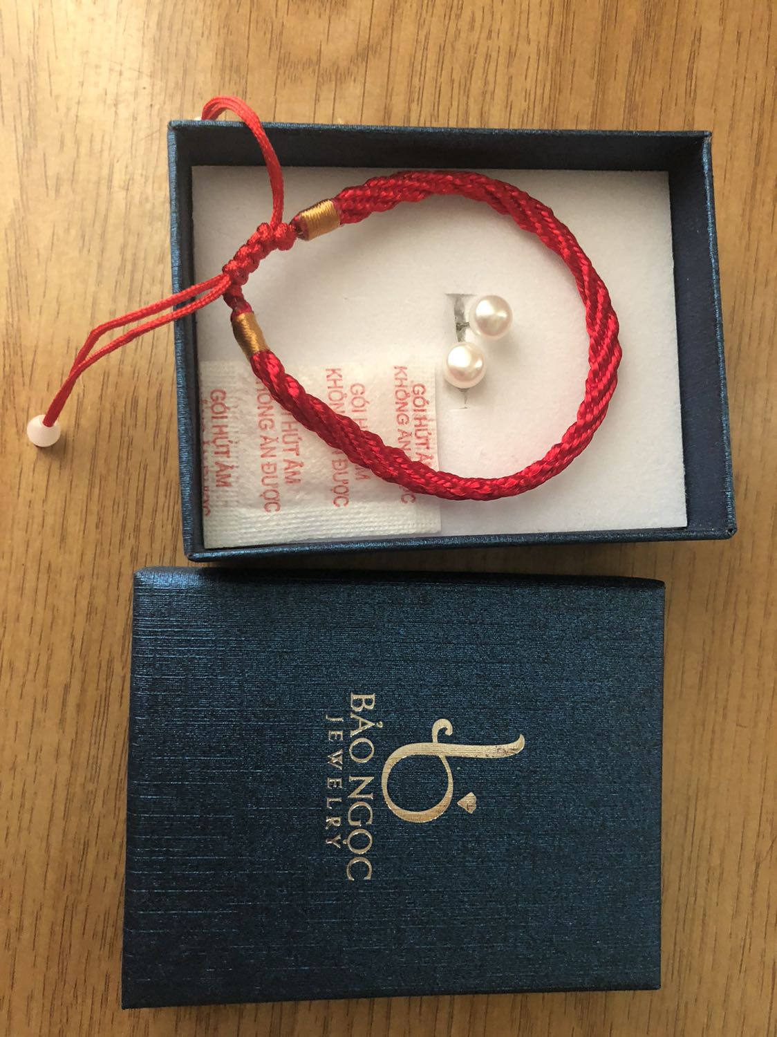 Bông tai đẹp lắm ạ! BN còn gửi cả quà là dây đeo đỏ may mắn nhân dịp năm mới. Cảm ơn shop.