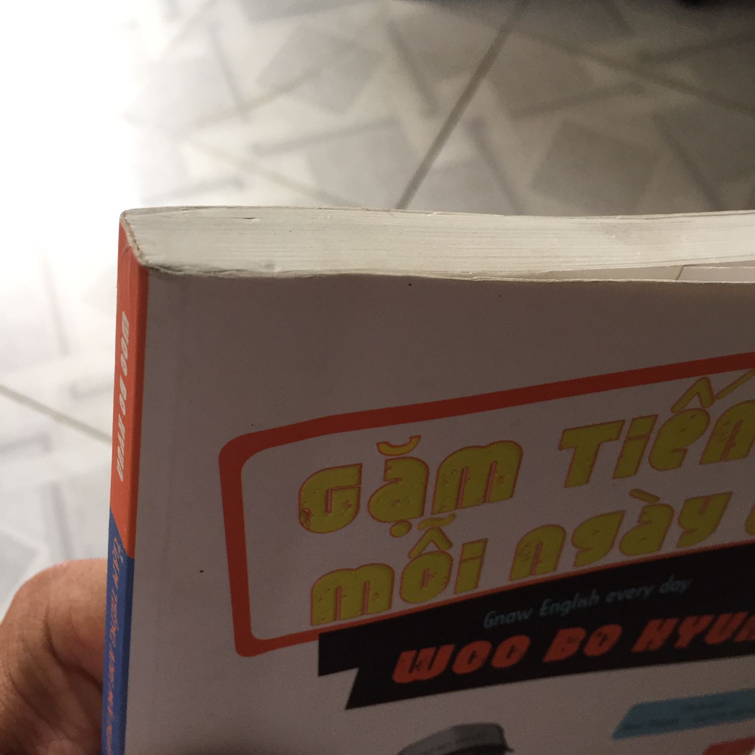 Giao mình cuốn sách nhìn mất cảm tình quá tiki ơi. Ko muốn cầm luôn á. Nhìn dơ, nhăn góc, thà bỏ thêm 3-40k mua sách mới ở bookstore có giá trị hơn.