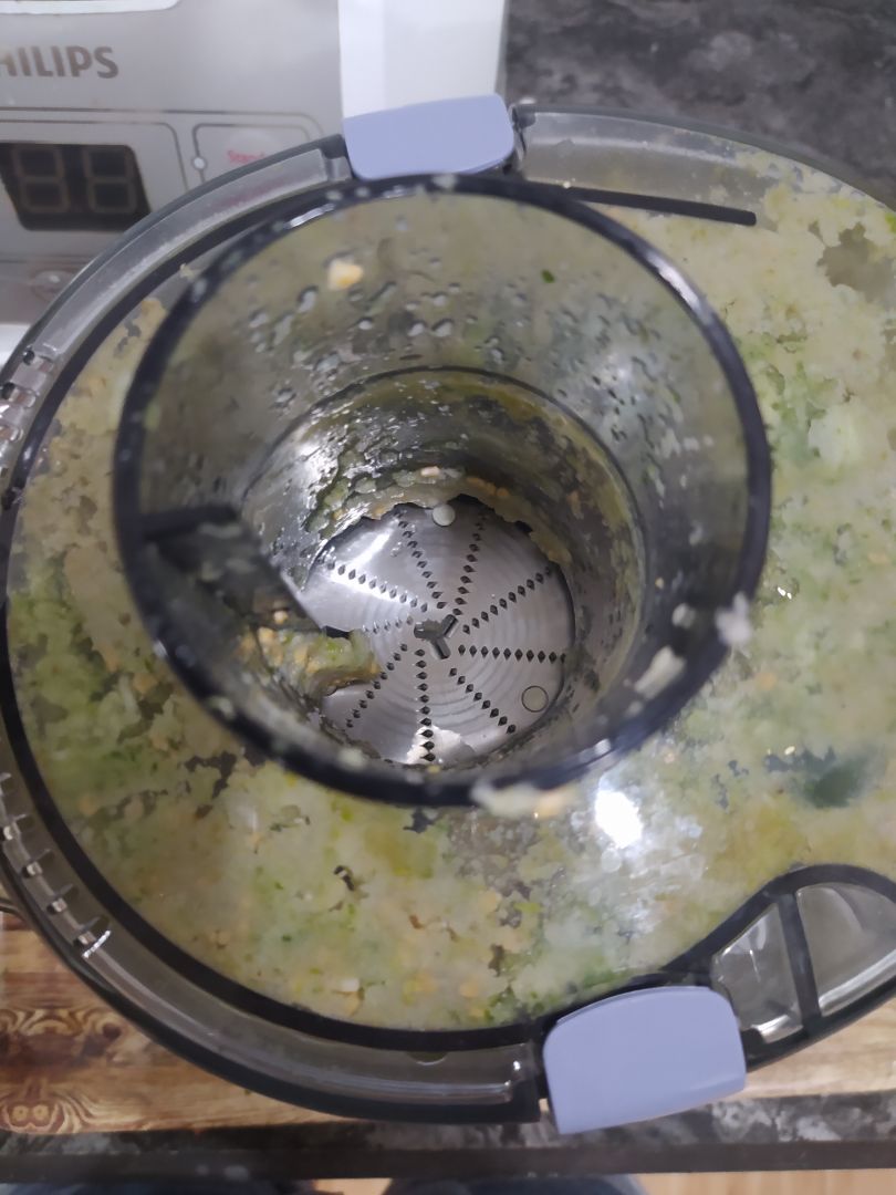 máy đẹp, cũng nhỏ gọn. tháo lắp - vệ sinh dễ dàng. 1 nắm tay cần+3 quả ổi+ 1 quả dưa Leo là full hộp. muốn ép nữa thì thì gỡ bỏ xác rồi ép tiếp chứ ko nó sẽ bị ra ít xác qua bên nước ép nhé. Nói chung mình thích loại ép này hơn là ép xay chậm nhé. vì như cà chua, ép xay chậm nó ra luôn cả bột bột đặc rất khó uống, ngán. hình trên là 1 quả ổi+ 1 quả dưa Leo ép ra một ly v đó. 
Dùng đc nhiều ngày rồi chưa thấy có lỗi gì