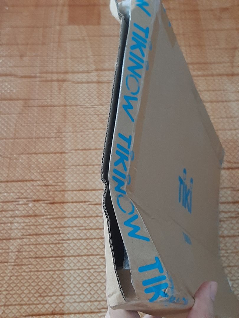 Sách mới, thơm, giấy ổn, nội dung hay. Nhưng cái làm mình bực mình là sách có chỗ dơ, k thể lau ra đc và hộp sách lúc giao về thì bung hết cả ra, cuốn sách cứ như sắp rớt xuống vậy ??. Mình là người yêu sách nên rất xót cho em nó. Đáng lẽ tính cho 1 sao nhưng vì anh shipper thân thiện nên mình cho thêm 1 sao nữa. Hy vọng tiki sẽ khắc phục việc này. ??