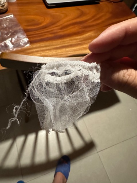 Túi lọc ko có nhãn mác. Túi lọc thì bé tí. Kéo ra đã bị xơ rách. Ko nên mua sp này