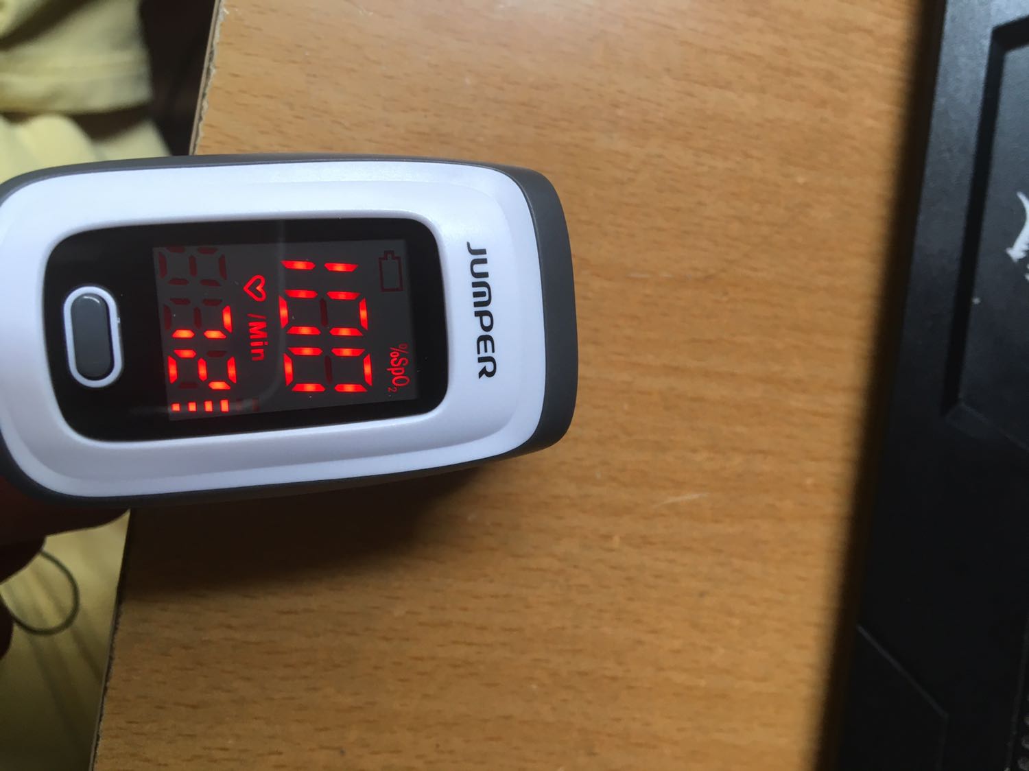 Sản phẩm giao nhanh, đóng gói cẩn thận. Có bảo hành đầy đủ. Mình ngại đọc sách hướng dẫn nên tìm video hướng dẫn trên youtube. Máy nhìn chung nhạy và dễ dùng. Thử nín thở để đo thì thấy các chỉ số thay đổi thật. Vote 5 sao