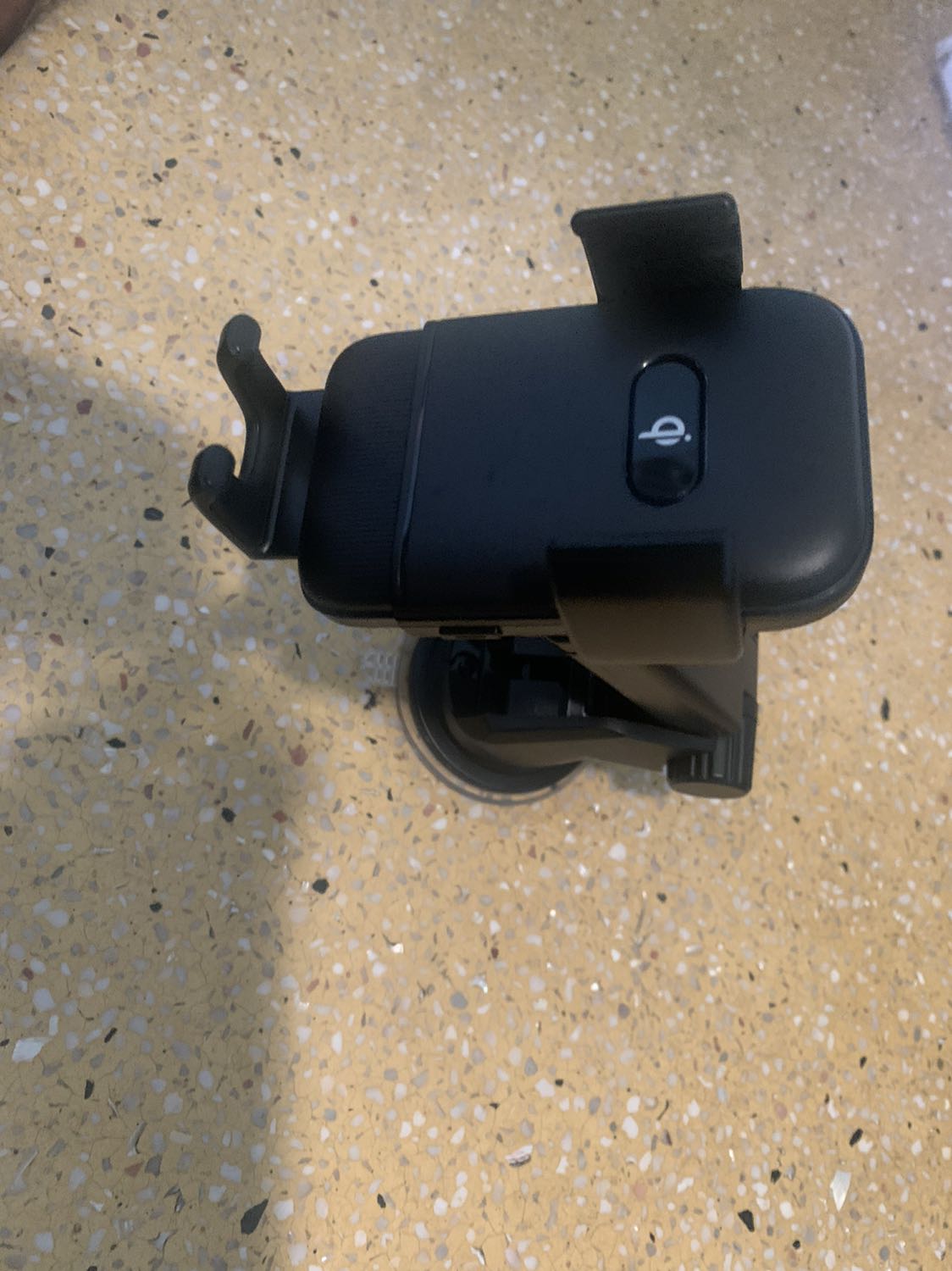 Sd đế hít hoặc kẹp cũng tiện lợi, có thêm sạc thông minh, thích