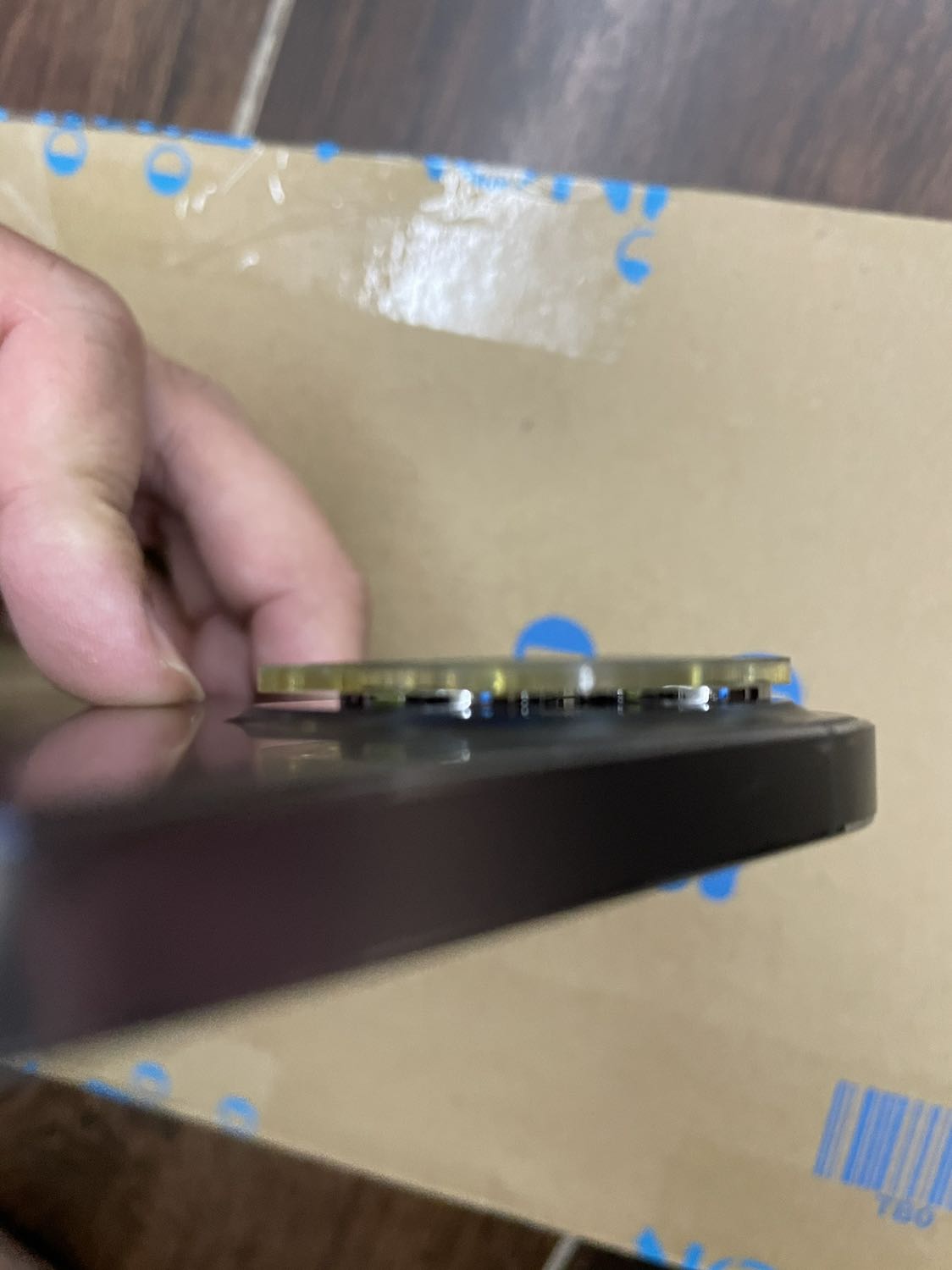 Sản phẩm thiết kế chỉ là 1 miếng kính phẳng, có độ dày, ốp lên nhìn ko thẩm mỹ