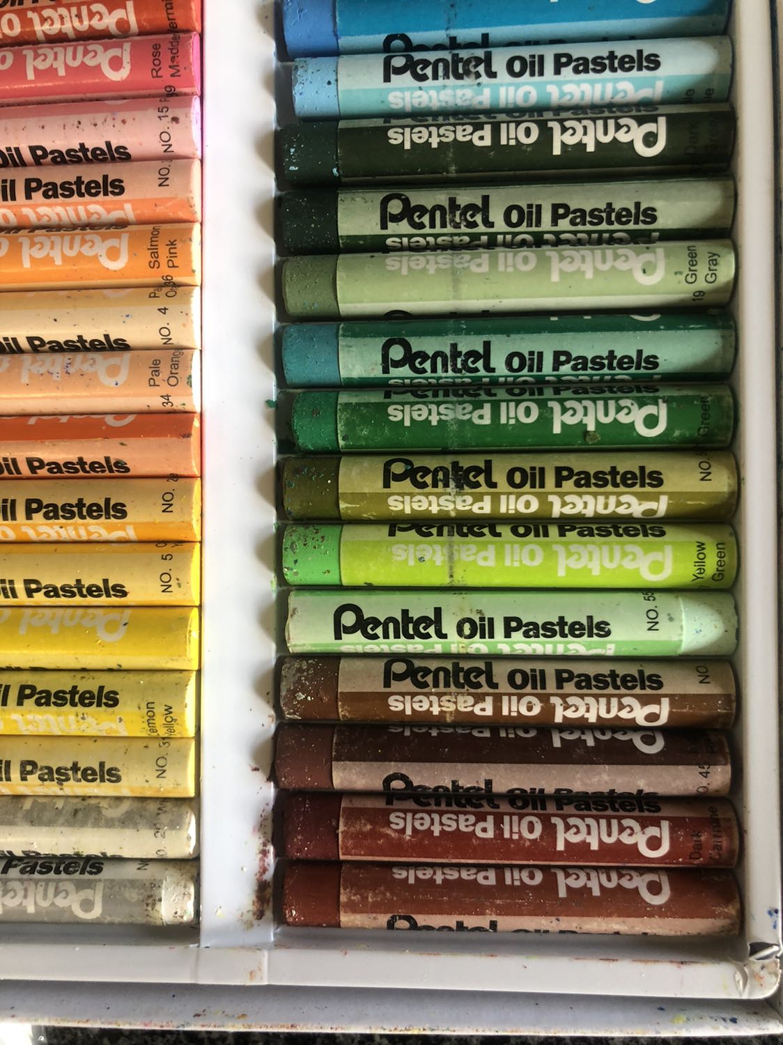 Sản phẩm có nhiều lỗi để khiến mình đánh giá rằng đây không phải là sản phẩm chính hãng hoặc chưa qua sử dụng
1. Thiếu 1 màu trong bộ.
2. Màu tèm lem rất bẩn ra bao bì trắng, màu không được xếp theo đúng thứ tự đầu trên dưới.
3. Có những màu ngắn hơn hẳn, đầu có vết như đã được sử dụng. 

Mong Tiki xem xét lại nhà bán. 
Các bạn khách khác cân nhắc kỹ trước khi mua.