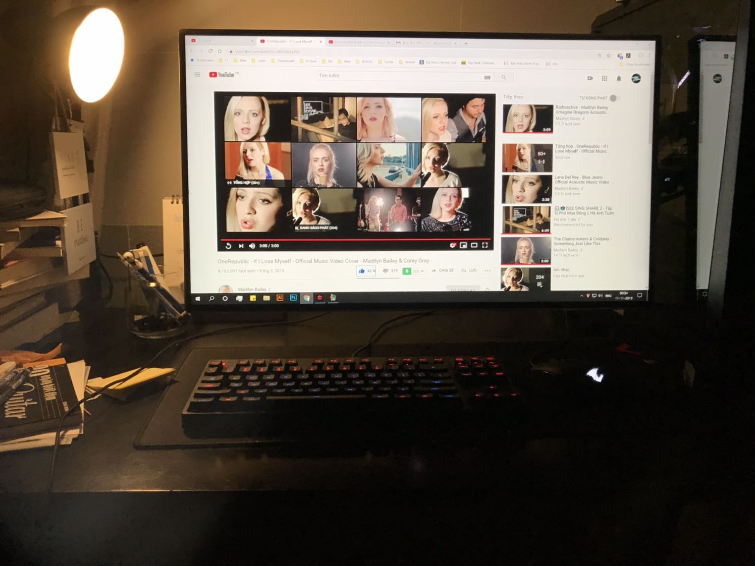 II Dưới 1tr/1 tay đỡ nên k thể đòi hỏi mượt mà như những dòng cao cấp trên 1tr được 
Lắp hơi nhọc công 1 chút. 
Bên trong hộp có kèm theo vít - lục giác - ốc  nhiều loại để phù hợp vs mục đích sử dụng. 
Sản phẩm cho cảm giác sử dụng khá thoải mái. Đa dạng góc
Nghiêng trái phải - ngửa màn hình lên xuống - điều chỉnh độ cao so với mặt bàn - độ gần xa với người ngồi. 
Có chút chút chưa được smooth, xiếc ốc chặt sẽ kêu tiếng nhẹ khi điều chỉnh vị trí
Khi thay đổi góc nhìn thông qua 1 chiều thì phải điều chỉnh các chiều kia 1 chút thì mới cân bằng. 
Chốt: Đáng mua trong tầm giá.