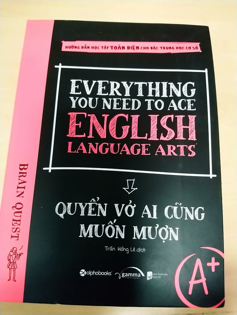 Bìa hơi bị bẩn và công, móp ở một vài chỗ nhưng do tôi mua lúc sale và bìa cứng, không ảnh hưởng đến bên trong sách nên tổng thể vẫn tốt. Giấy dày, đẹp, các trang không chỉ dán với bìa bằng keo mà còn được khâu chỉ nên có vẻ sẽ bền. Nội dung sách hấp dẫn và truyền cảm hứng, cách dịch dễ hiểu, thú vị. Cuốn sách không chỉ là những kiến thức về tiếng Anh mà là một sự chỉ dẫn về cách viết văn tiếng Anh. Một cuốn sách hữu ích cho cả học sinh lẫn những người có sự yêu thích với ngôn ngữ này.