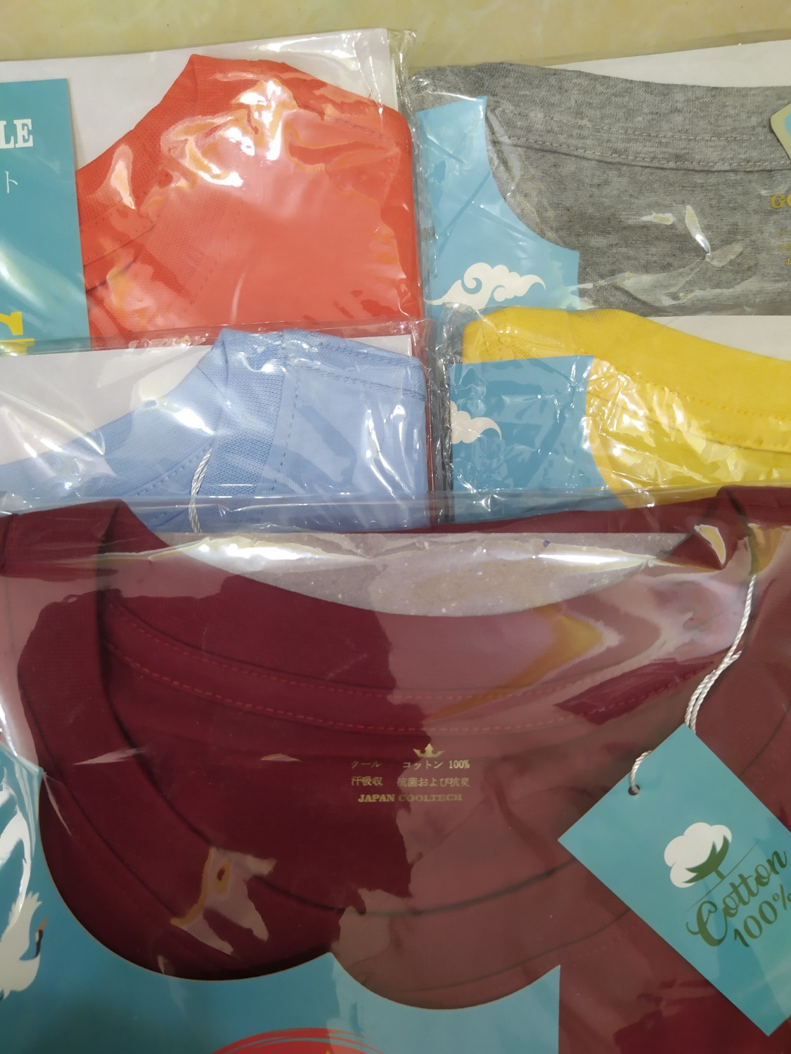 Áo đẹp mặc mát. Nhưng sao áo nam quá chừng màu mà áo nữ có 6 màu à. Thiên vị nam quá vậy shop.