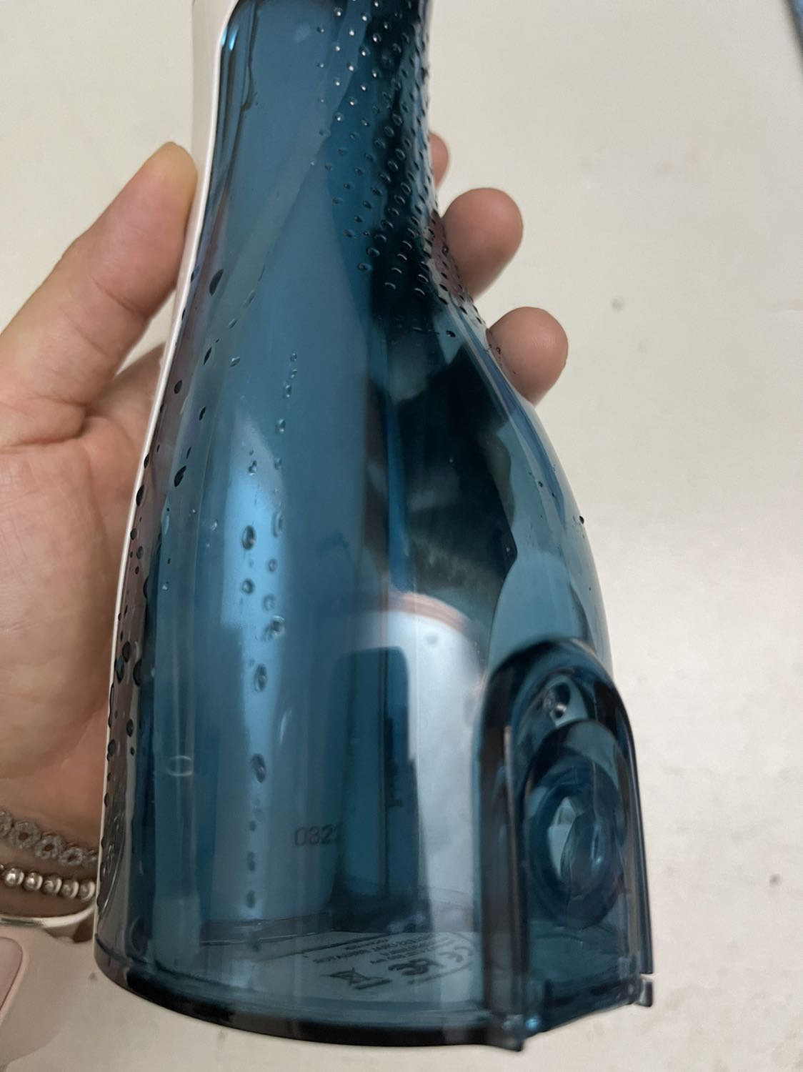 Lần đầu xài tăm nước nên cũng hơi bối rối. Thấy loại này đang sale và review cao nên chọn luôn. Tăm nước này có 2 đầu y chang nhau chớ không phải 2 đầu cho 2 chức năng như một số loại khác. Lực phun rất mạnh. Nếu ai nướu nhạy cảm như mình thì xài cẩn thận. Lần đầu tiên sẽ bị chảy máu nướu dù xài chức năng nhẹ nhất. Từ từ sẽ quen. Thích nhất là làm sạch được chỗ 2 cái răng khôn mọc lệch. Còn mấy răng khác thì cũng có thể xài chỉ nha khoa được. Nói chung với tầm giá là hài lòng!