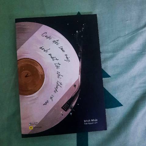 Săn sale sách giá rẻ, nội dung gần gũi, chủ yếu là những câu chuyện mà tác giả đã trải qua, hoặc được nghe và kể lại từ những người có mối quan hệ thân thiết xung quanh. 

Sau khi đọc xong, ta có thể ngẫm ra được những suy nghĩ mới, cũng có thể là những giá trị đã tồn tại từ lâu trong trái tim có cơ hội được tỉnh giấc sau khoảng thời gian ta cố gắng chôn chặt trong lòng và bỏ lơ nó.


Bookmark sáng tạo, mình khá recommend quyển này.