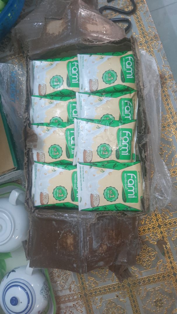 sản phẩm fami thì khỏi chê, chưa tới ngày giao mà giao chi, rồi thuê bên ahamove giao để rồi hư hàng chay ướt hết cả thùng, cũng may chỉ chảy 1 bịt sữa.