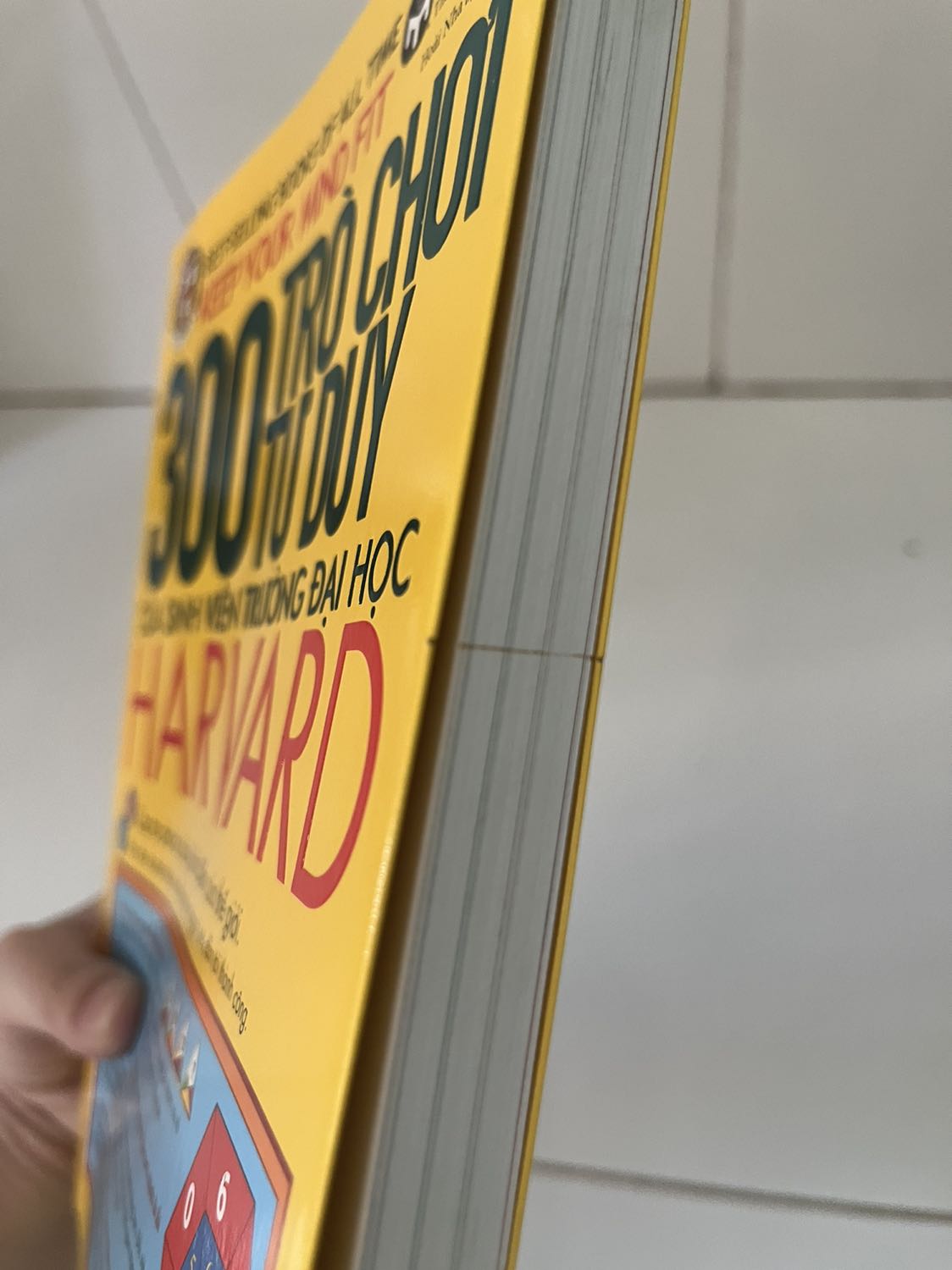 Sách mới khoảng 95% vì góc sách bị đen và bên hông sách còn bị quẹt 1 đường thẳng đen. Giao hàng nhanh (1 ngày đã nhận được) tuy nhiên gói hàng chỉ có mỗi hộp carton và sách không được bọc túi chống sốc hay gì cả. Nhưng vì giá rẻ nên vẫn cho 5 sao. Mong Tiki xem xét lại khâu đóng gói sản phẩm và kiểm tra chất lượng sản phẩm trước khi giao hàng.