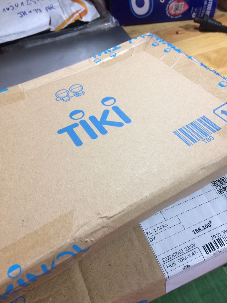 Đầu tiên là bìa quyển này rất xinh luôn á:33 Đóng gói hàng chắc chắn. Còn về nội dung thì khỏi bàn hêh, đỉnh lắmmm