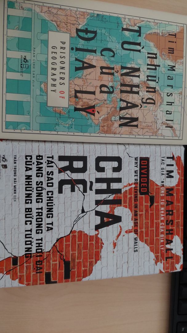 Tập hợp các tiểu luận khác của nhà báo Tim Marshall về những mâu thuẫn nội tại hiện hữu của các quốc gia hay khu vực từ Trung quốc, châu Âu, Hoa Kỳ cho đến Trung Đông, châu Phi hay Ấn độ. Một góc nhìn khác về những chia rẽ trong kỷ nguyên toàn cầu hóa. Cám ơn Nhã Nam.