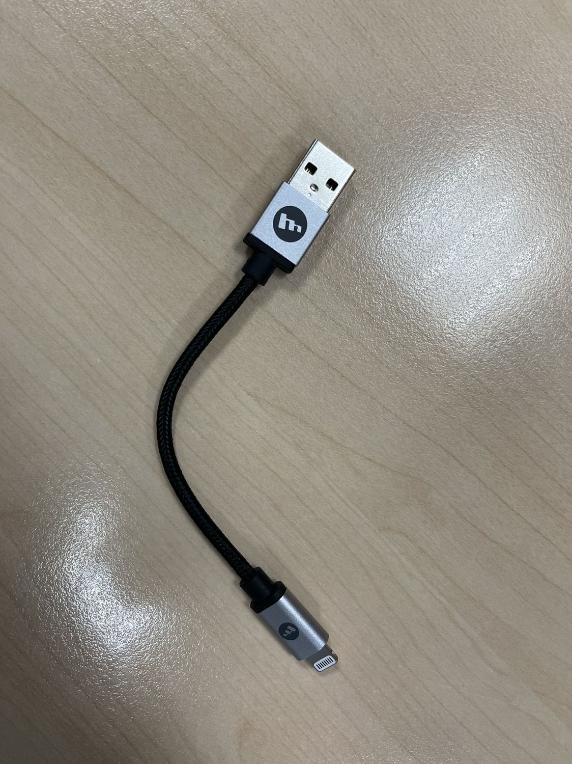 Cáp chắc chắn. Độ hoàn thiện cao và sạc nhanh