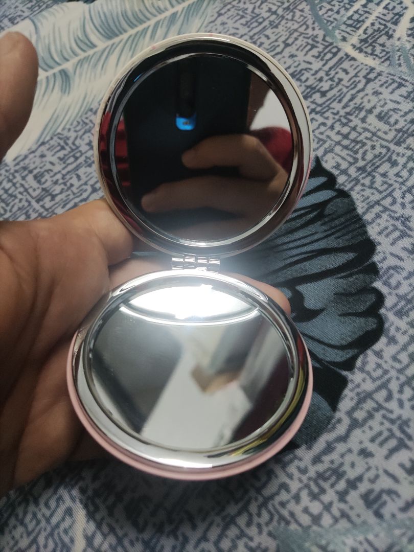 gương chắc chắn, đẹp, hình cũng dễ thương, nhẹ nên mình nghĩ bỏ túi cũng ok nè. 👍👍👍