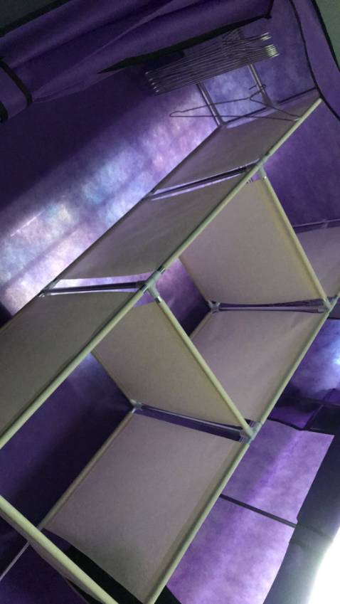 Giao hàng thần tốc. Tối nay đặt muộn mà sáng ngày kia đã nhận được hàng rồi.
Tủ cũng dễ lắp nữa. Đọc hiểu bản hướng dẫn là lắp một tí xong ngay. ko hiểu các bạn lắp kiểu gì lâu chứ dễ *** chưởng!! 30phut xong tành tanh luôn!! Màu tím này đẹp mắt ưng lắm. tủ lắp căng đét, nên để đồ ko lo. 
Có điều lắp cẩn thận dễ đứt tay, vì mình lắp xong chả hiểu sao thấy cứa tay lúc nào huhu, có chút xót, nhưng ko sao, giá hạt dẻ. vui vui