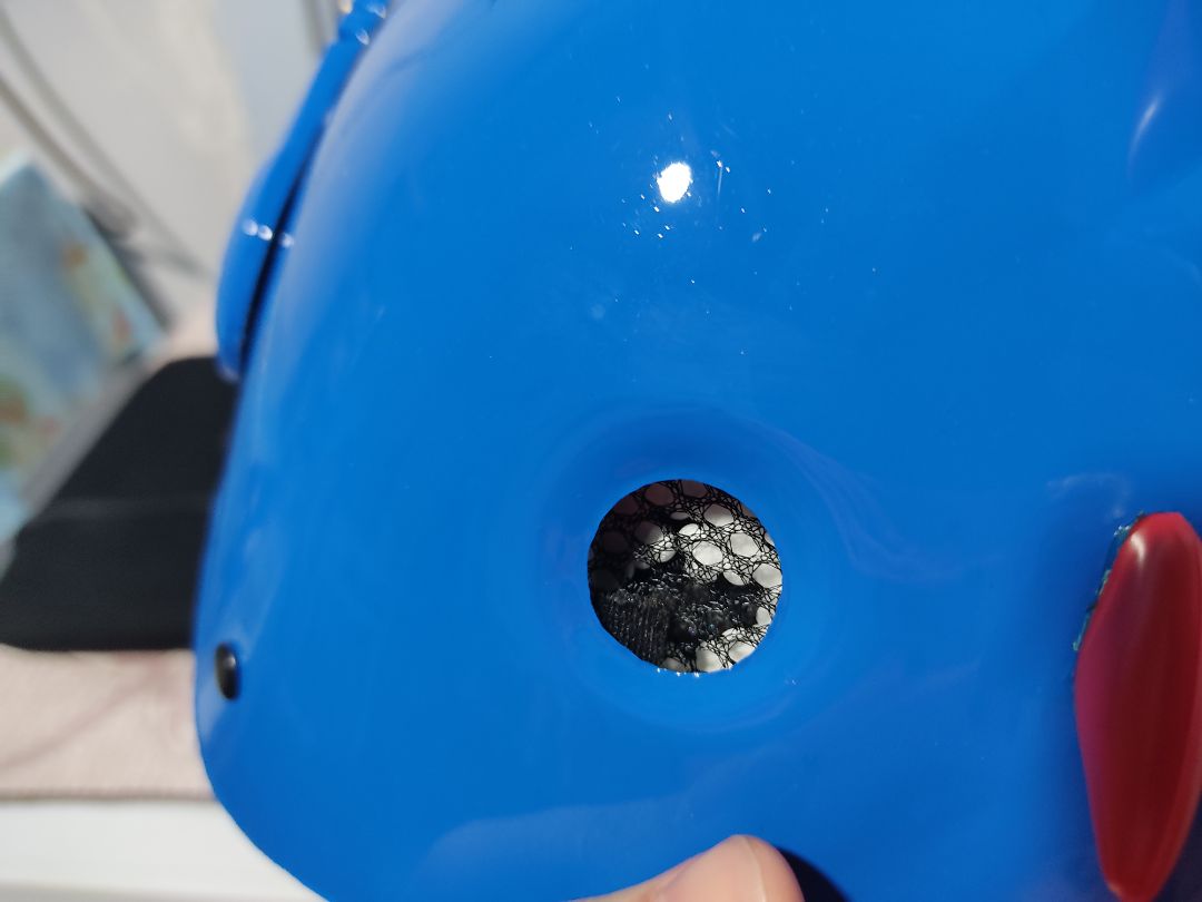 chất nhựa bóng, viền cao su không tin xảo. bên ngoài nhìn rất rẻ tiền không đáng với giá 139