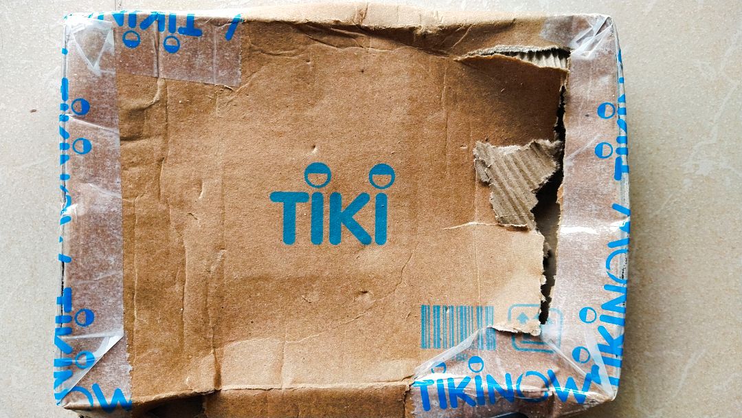 Mình vừa nhận ĐH #554009028 là 1 ổ SSD mà nv giao hàng hộp ướt nhẽm, thủng rách vào trong luôn, ngay cả box sp cũng bị ướt mềm, tờ HDSD cũng bị ướt, sp có hơi nước bên ngoài. Chưa biết sp mở có lên và sau này có ảnh hưởng hay giảm tuổi thọ gì không? Xin nhắc lại đây là sp điện tử, k có bao bì ni lông bảo vệ gì cả, chỉ có box giấy.
Tiki hướng dẫn xứ lý tình trạng này giúp mình ạ. Cảm ơn.