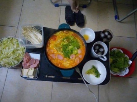 Cắm điện thấy làm nóng khá nhanh.
Cảm nhận nồi khá nhẹ, thân bằng nhựa sáng bóng
Với giá tiền dưới 200k thì như thế là được. Độ bền thì chưa biết được. 
Với mình như vậy là tạm được. Sợ lớp chống dính là sơn, ăn uống cảm giác không yên tâm lắm. Nhưng với giá tiền này thì không đòi hỏi thêm được. xửng hấp inox dùng hấp bánh bao khá tốt