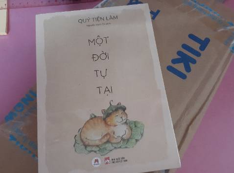 Nội dung mình chưa đọc, nhưng xem sơ qua phần mục lục thì có vẻ nói về nhân sinh quan của tác giả, như một quyển hồi kí. Về chất lượng giao hàng thì Tiki giao hàng nhanh, mình ở xa nhưng mới đặt hôm nay, hôm sau là giao rồi. Shipper giao hàng thân thiện. Nhưng có một điểm mình muốn góp ý rằng Tiki nên cải thiện phần gói hàng ạ, hàng mình nhận tuy là chỉ bị hỏng chỗ nhỏ thôi nhưng với một đứa cưng sách như mình thì nó cũng hơi khó chịu. Nhưng mà tổng quan thì chất lượng vẫn tốt nên mình đánh giá 5 sao!