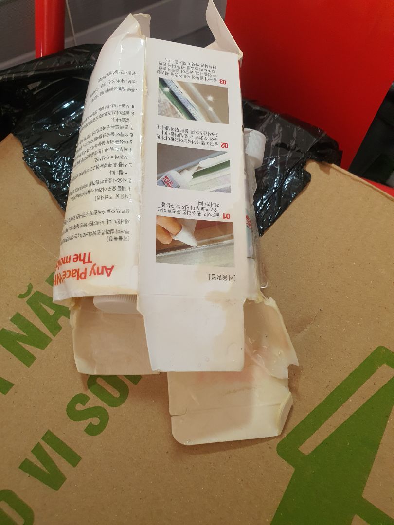 ko  bàn về chất lượng sản phẩm. Ko hiểu shop nghĩ gì khi đóng gói chai này kèm cái kệ một cách cực kỳ sơ sài. Cũng ko note vói bên giao hàng đây là hàng dễ vỡ. Nhận đến tay thì cái chai bể chảy be bét khắp nơi. Kinh khủng. Coi như là quăng thùng rác 60k. Nản thật sự!