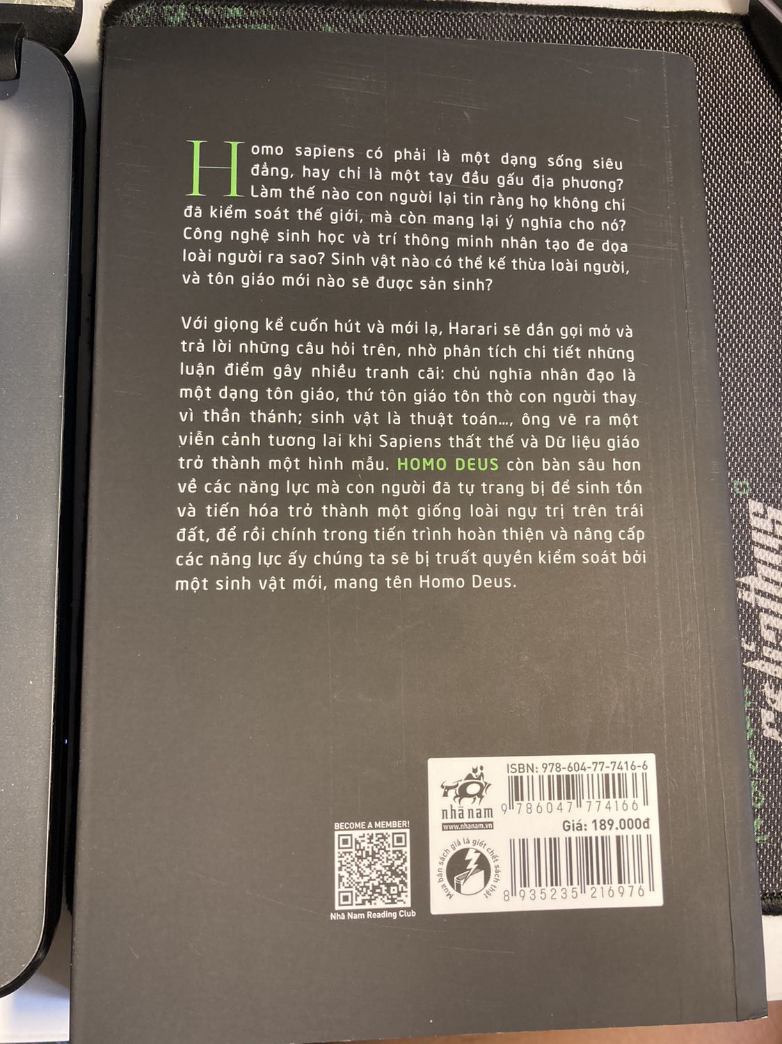 Sách đen thì không được bookcare , còn sách trắng thì có. Liệu có phải do mình mua gói hội viên tiki nhưnh ko có bookcare nên không được không. Sách đen có hơi xước bên ngoài .
Sách trắng bị hơi bẹp 1 số chỗ . Nội dung sách hay , sách dày bìa đẹp