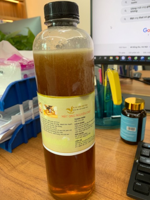 Không phải mật nguyên chất, mình đã dùng rất nhiều mật ong rồi nên biết đâu là mật thật, mật loãng và nặng mùi đường